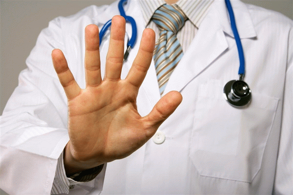 Могут ли врачи отказать в лечении больного человека?